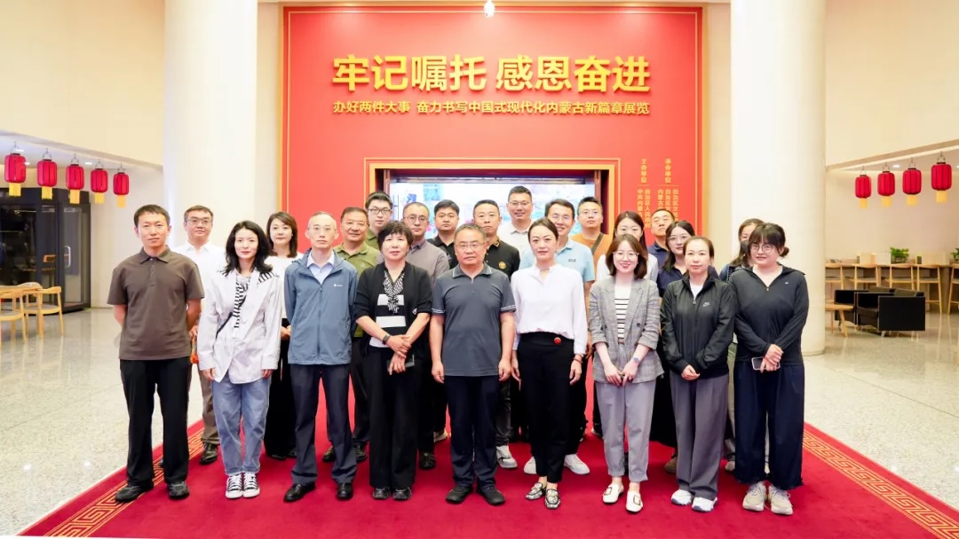 自治区党委金融办组织干部职工参观“三北”工程攻坚战与“巴丹吉林沙漠”世界自然遗产主题展相关图片
